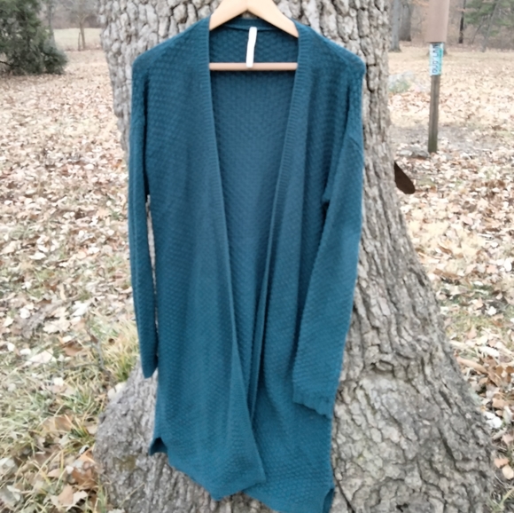 Leo & Nicole Sweaters - ⬇️ Price Drop!⬇️Leo and Nicole Cardigan in size M.